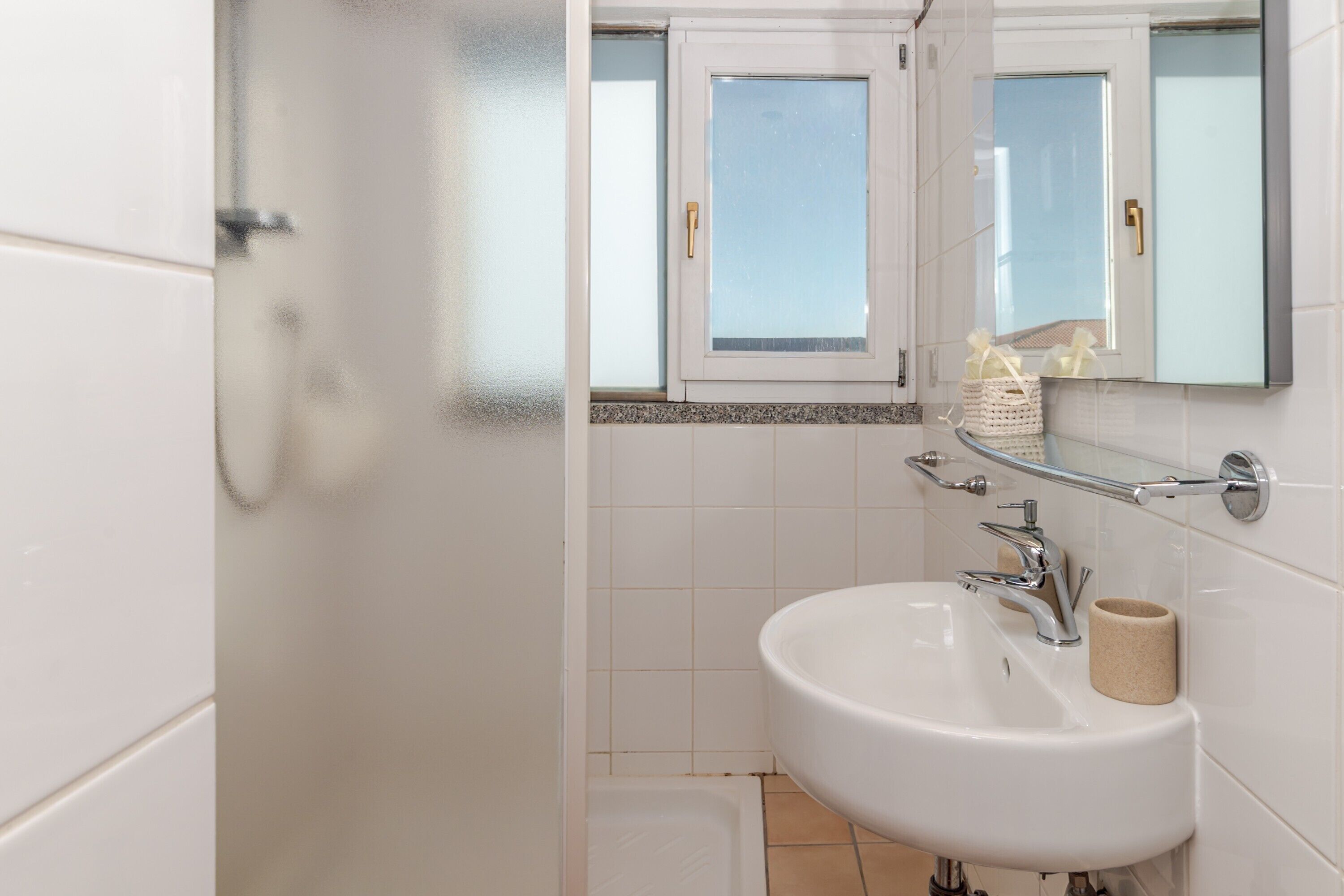 Ducha, secador de pelo, toallas