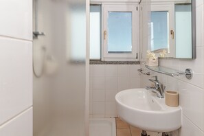 Shower, hair dryer, towels - Room 'La Chicca Di Francesca- Camera 1' with Private Terrace, Wi-Fi and Air Conditioning (Santa Teresa Gallura)