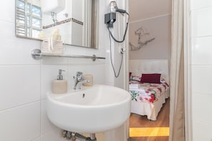 Shower, hair dryer, towels - Room 'La Chicca Di Francesca- Camera 1' with Private Terrace, Wi-Fi and Air Conditioning (Santa Teresa Gallura)