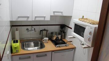 Geladeira, micro-ondas, cooktop, cafeteira/chaleira