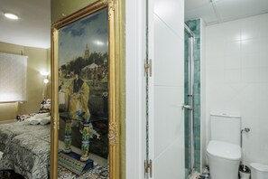 Shower, hair dryer, towels - 'Triana Centro Histórico' Apartment with Wi-Fi and Air Conditioning (Seville)