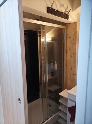 Een douche, een haardroger, handdoeken, zeep
