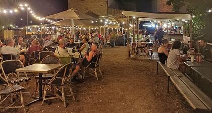 Chez Yahmz Ă la ville, studio minimaliste au coeur du centre ville de Nemours