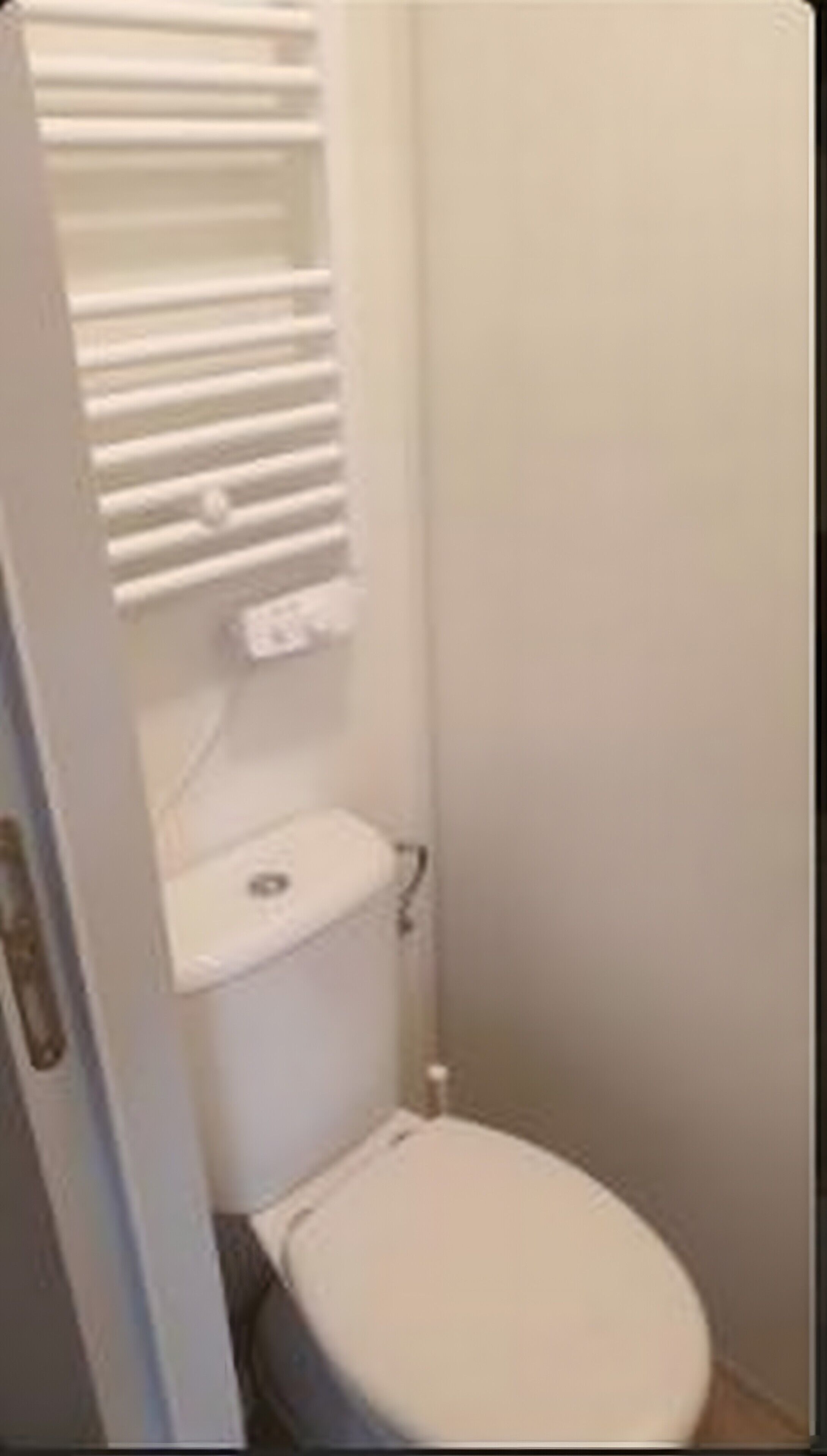 Douche, sèche-cheveux, serviettes fournies