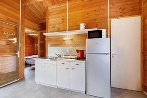 Fridge, microwave, stovetop, coffee/tea maker - Chalet "Confort 18" with Terrace and Shared Pool (Saint-Gervais)