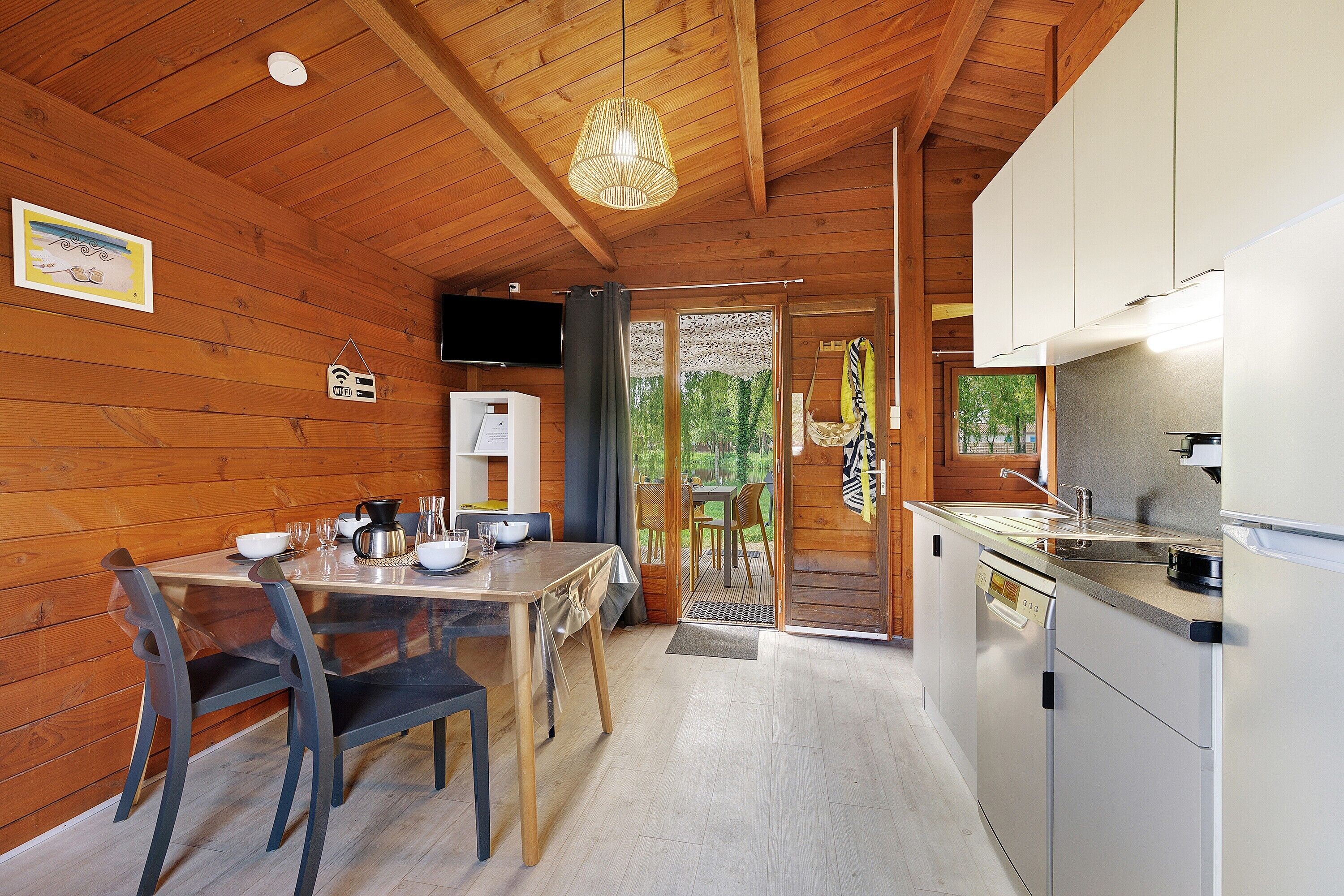 Réfrigérateur, micro-ondes, plaque de cuisson, lave-vaisselle