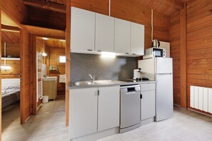 Fridge, microwave, stovetop, dishwasher - Chalet “Prestige Le 13” with Shared Pool, Communal Garden and Wi-Fi (Saint-Gervais)