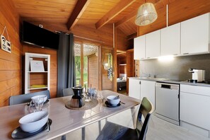 Réfrigérateur, micro-ondes, plaque de cuisson, lave-vaisselle