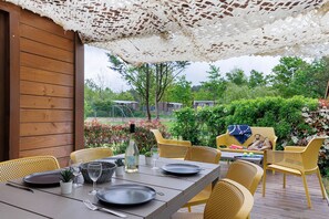 Outdoor dining - Chalet “Prestige Le 13” with Shared Pool, Communal Garden and Wi-Fi (Saint-Gervais)
