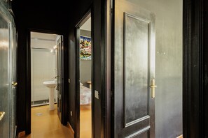 Douche, sèche-cheveux, serviettes fournies