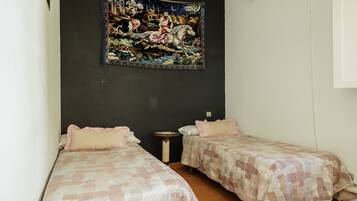 Een strijkplank/strijkijzer, wifi, beddengoed