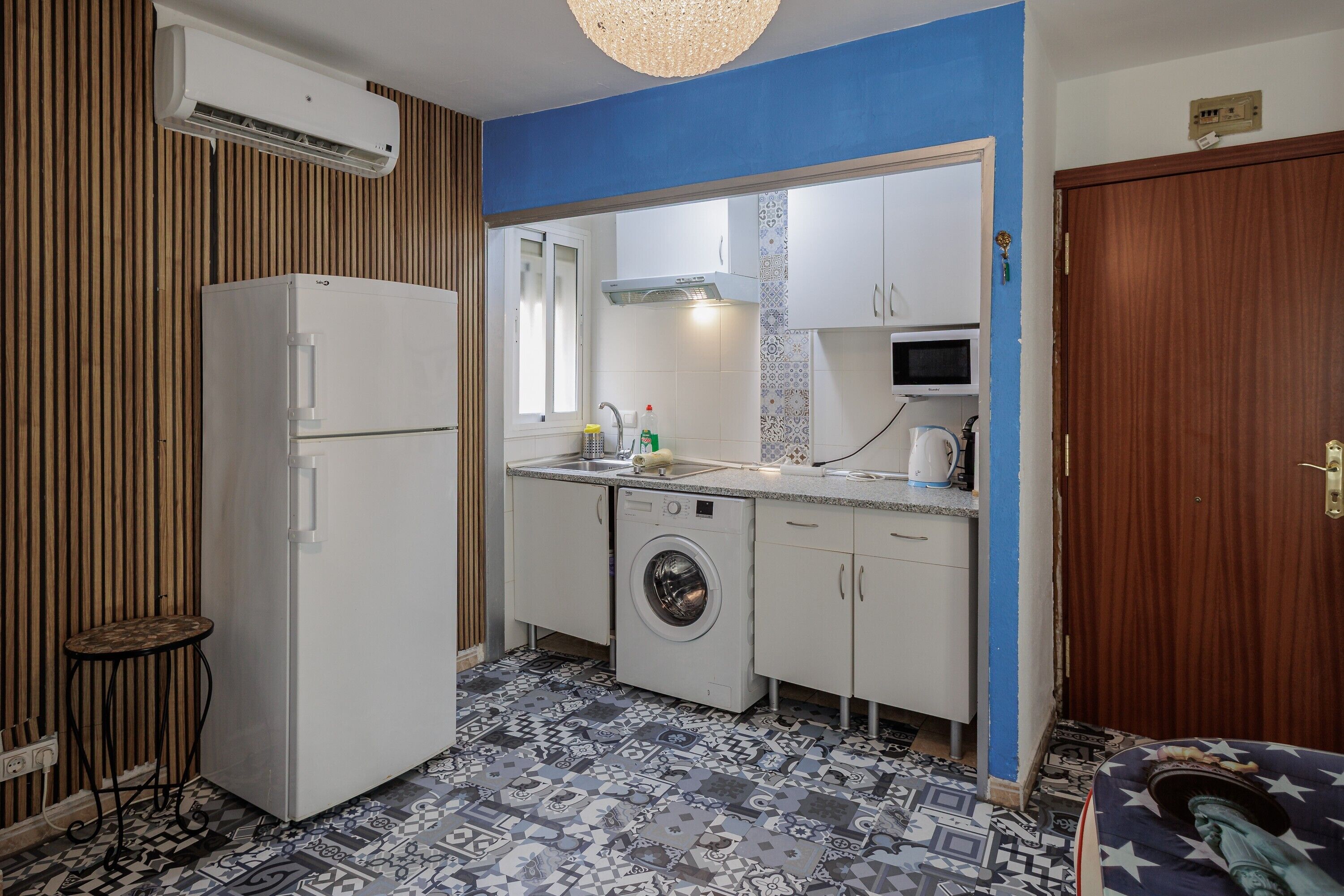 Kjøleskap, mikrobølgeovn, kokeplater og kaffetrakter/tekoker