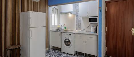 Kjøleskap, mikrobølgeovn, kokeplater og kaffetrakter/tekoker