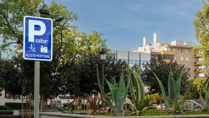 Señal de estacionamiento con símbolo de peatón y la palabra 'saba' que indica una zona de aparcamiento.