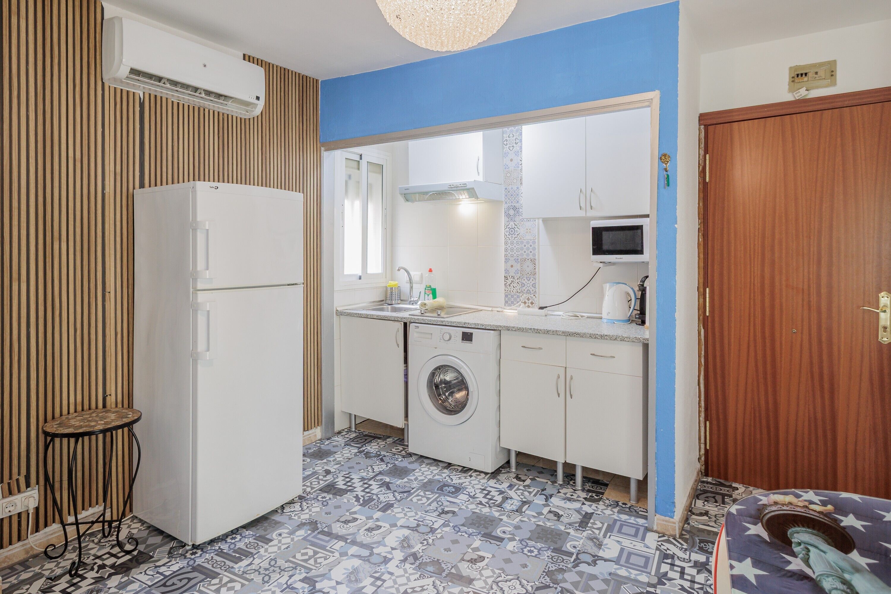 Kühlschrank, Mikrowelle, Herdplatte, Wasserkocher mit Kaffee-/Teezubehör