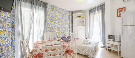 Iron/ironing board, WiFi, bed sheets