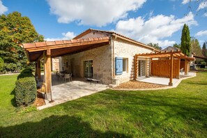 Exterior - Gîte "Cœur des Ondes Bleuet" with Private Terrace, Shared Garden and Wi-Fi (Saint-Georges)