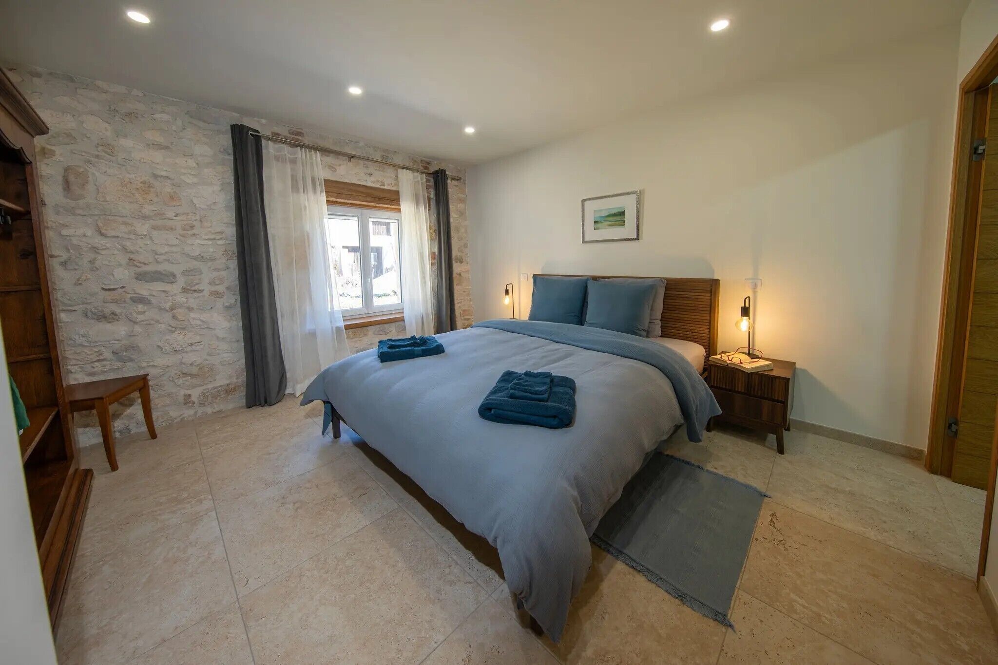 WiFi, bed sheets, wheelchair access