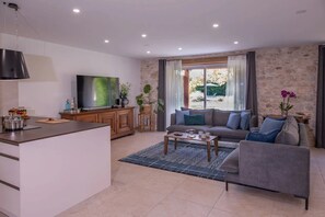 TV - Gîte "Cœur des Ondes Bleuet" with Private Terrace, Shared Garden and Wi-Fi (Saint-Georges)