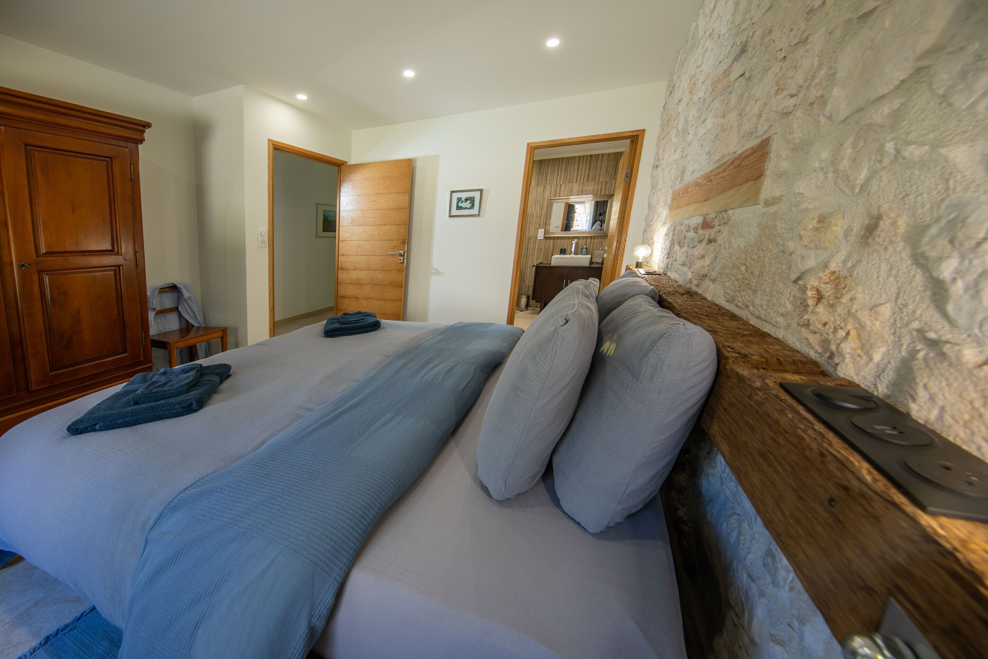 WiFi, bed sheets, wheelchair access