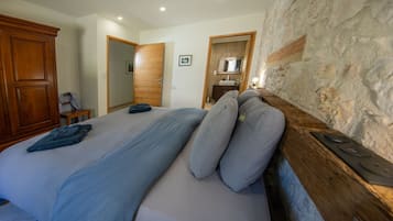 WiFi, bed sheets, wheelchair access