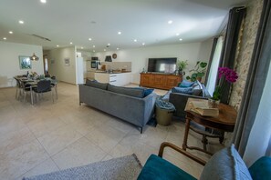 TV - Gîte "Cœur des Ondes Bleuet" with Private Terrace, Shared Garden and Wi-Fi (Saint-Georges)