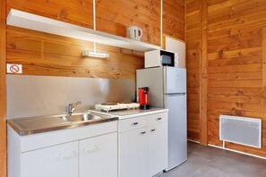 Fridge, microwave, stovetop, coffee/tea maker - Chalet "Confort 16" with Terrace and Shared Pool (Saint-Gervais)