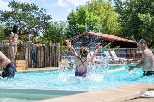 Chalet « confort 16 » avec terrasse, piscine partagée 