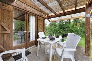Outdoor dining - Chalet "Confort 16" with Terrace and Shared Pool (Saint-Gervais)