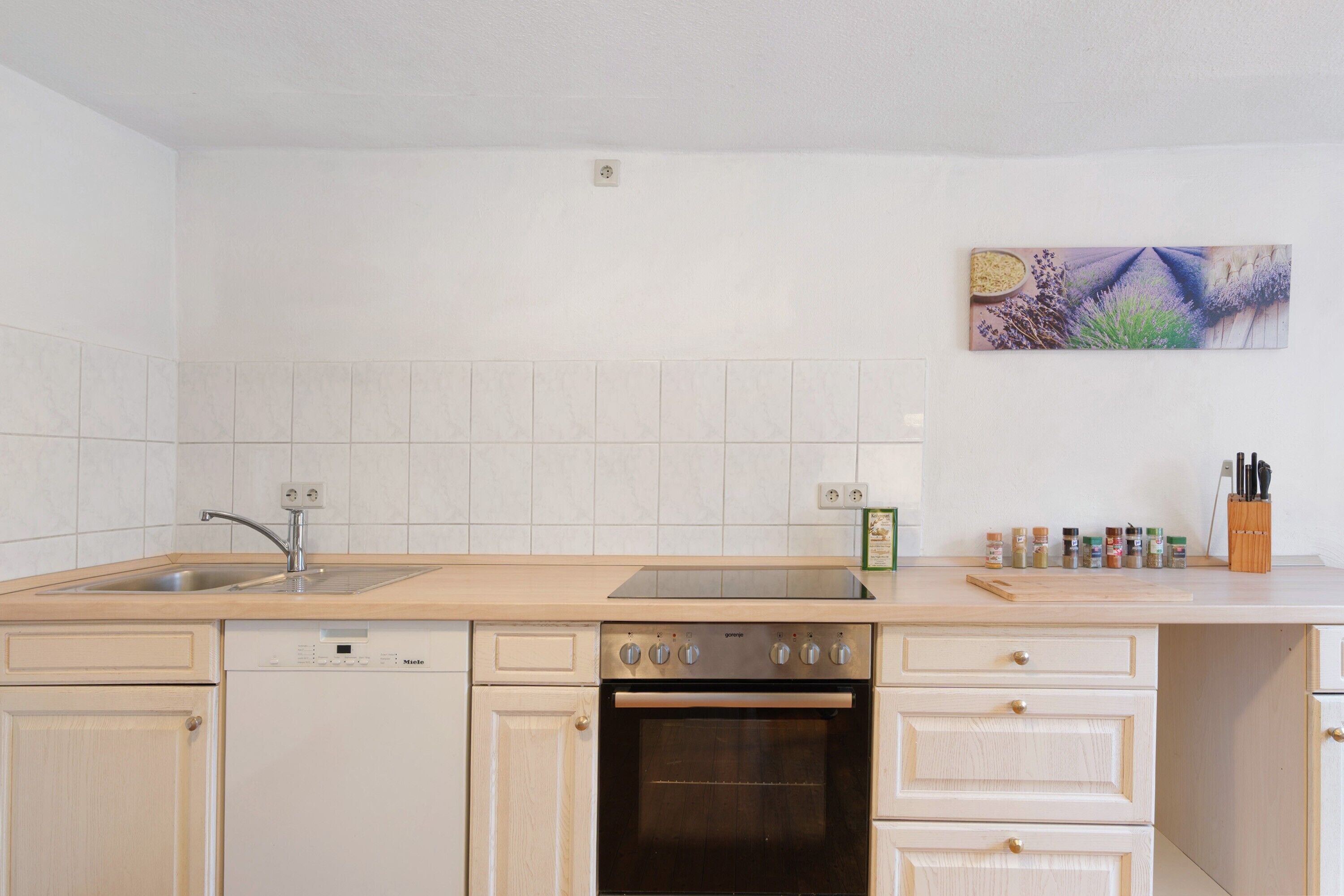 Una cucina con lavastoviglie, forno e doppio lavello.