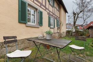 Outdoor dining - Apartment 'Ferienwohnung 2' with Private Garden and Wi-Fi (Sternenfels)