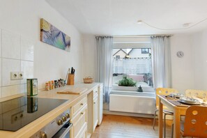 Fridge, microwave, oven, stovetop - Apartment 'Ferienwohnung 2' with Private Garden and Wi-Fi (Sternenfels)