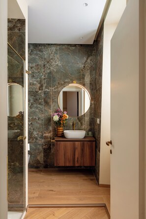 Shower, hair dryer, bidet, towels - DEZA Colosseum view (Roma)