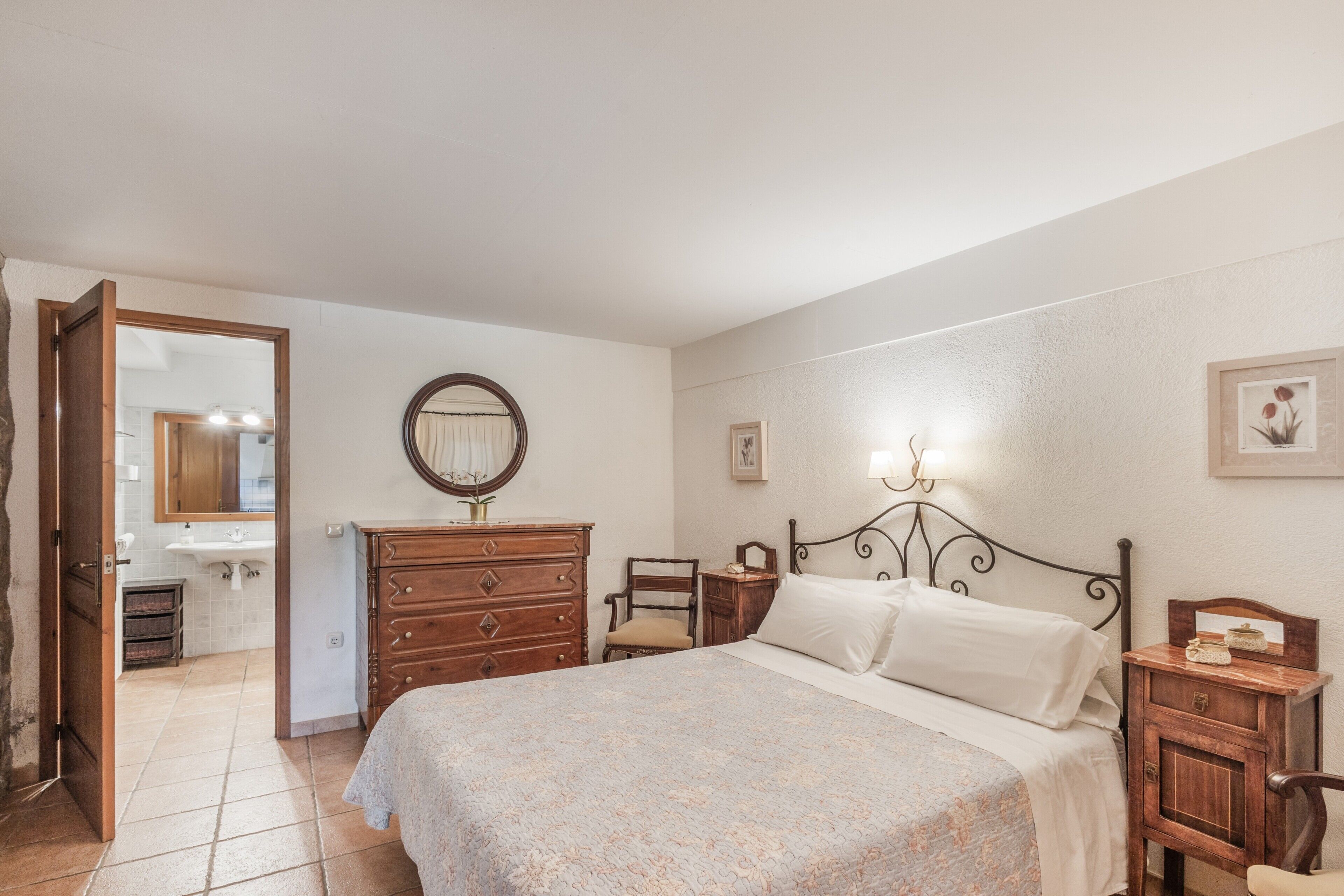 Silitysrauta/-lauta, Wi-Fi, vuodevaatteet