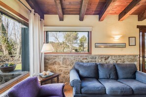 TV, fireplace, ping pong - Casa Rural El Cobert del Carro: tranquilidad y naturaleza cerca de Solsona (Lladurs)