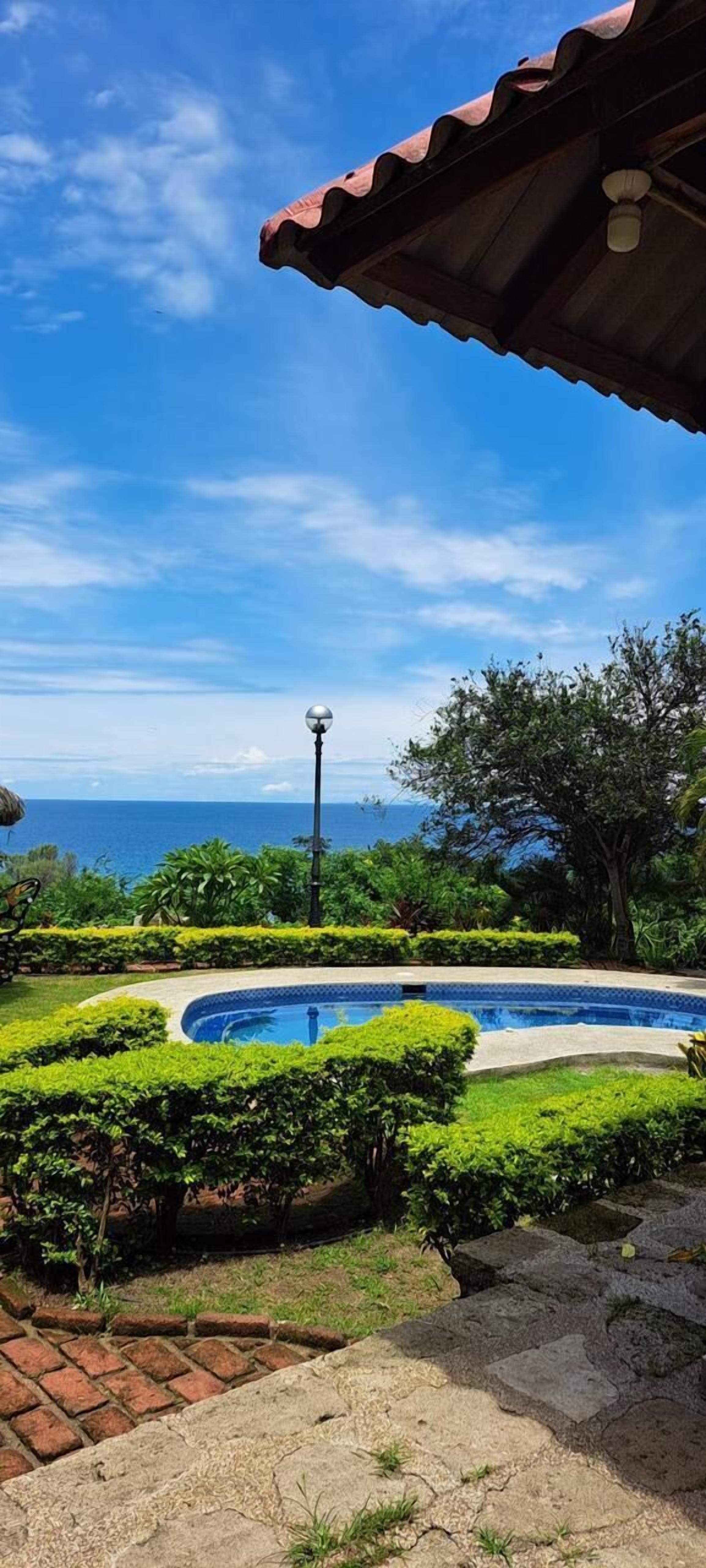 8 つの屋外プール