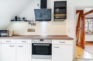 Fridge, microwave, oven, stovetop - Apartment "Harzer Lieblingsplatz" with Private Terrace, Shared Garden & Wi-Fi (Bad Harzburg)