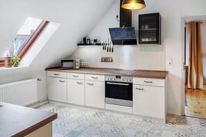 Fridge, microwave, oven, stovetop - Apartment "Harzer Lieblingsplatz" with Private Terrace, Shared Garden & Wi-Fi (Bad Harzburg)