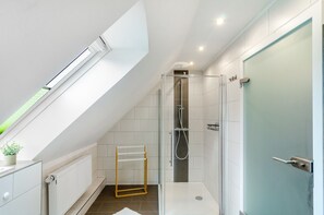 Dusche, Haartrockner, Handtücher