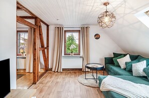 Een televisie en een stereo