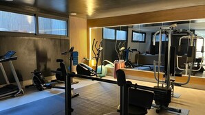 A gym with various exercise equipment, including treadmills, ellipticals, and weight machines. - Villa Syria Luxe à Marrakech (Marrakech)