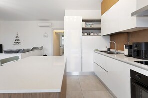 Geladeira, micro-ondas, fogão, cooktop