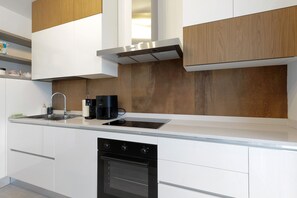 Jääkaappi, mikroaaltouuni, uuni, liesi