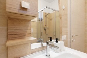 Douche, articles de toilette gratuits, sèche-cheveux