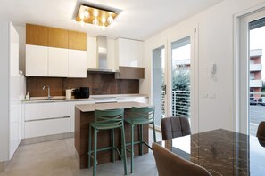 Kühlschrank, Mikrowelle, Ofen, Herdplatte