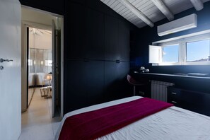 A bedroom with a bed, a desk, and a window. - Carmelina Home 2 by Wonderful Italy (Mascali)