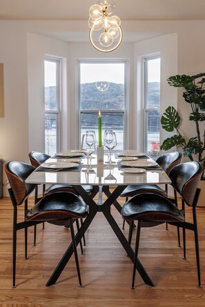 Khu vực ăn uống tại phòng