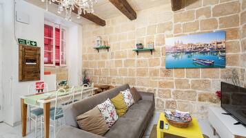 Townhome, 3 Bedrooms, Air conditioning, City View | Living area | TV