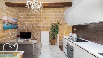 Townhome, 3 Bedrooms, Air conditioning, City View | Private kitchen