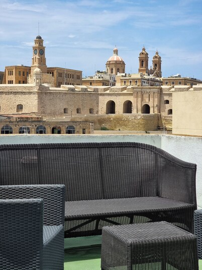 Traditional Townhouse - Rooftop Seaviews